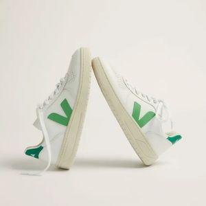 Lightly worn Veja V10 Sneakers size 38/7